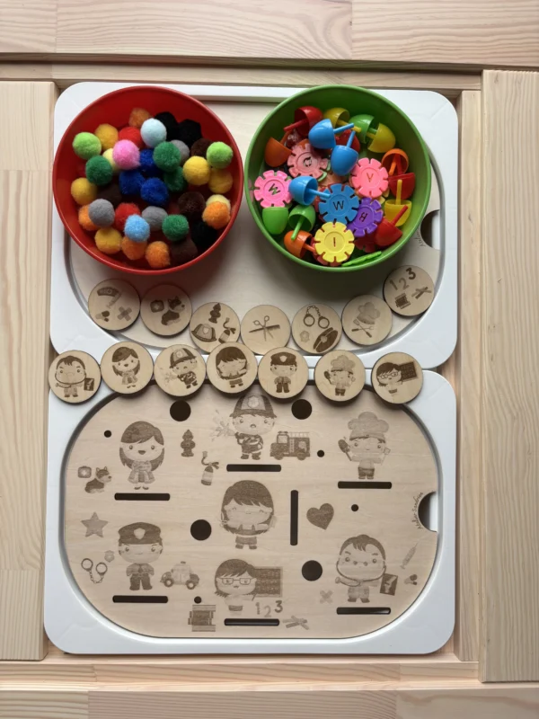Insert sensoriel en bois - métiers du quotidien avec pompons, jetons et support en bois