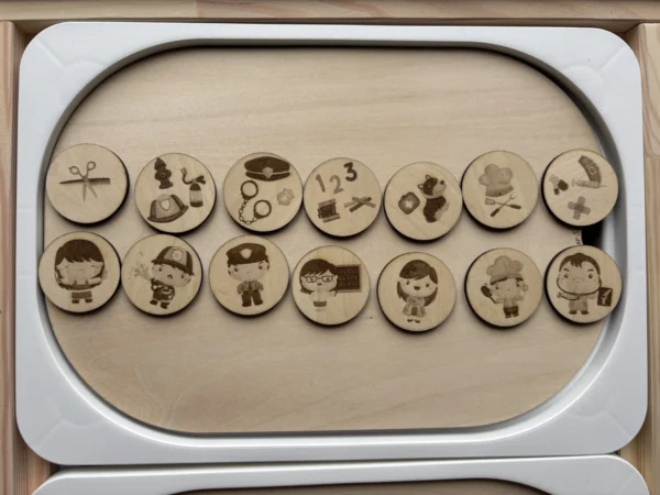 Insert sensoriel en bois métiers du quotidien avec 14 jetons en bois illustrés pour association et vocabulaire