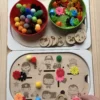 Insert sensoriel en bois métiers du quotidien avec pompons et engrenages pour activité de tri et de langage