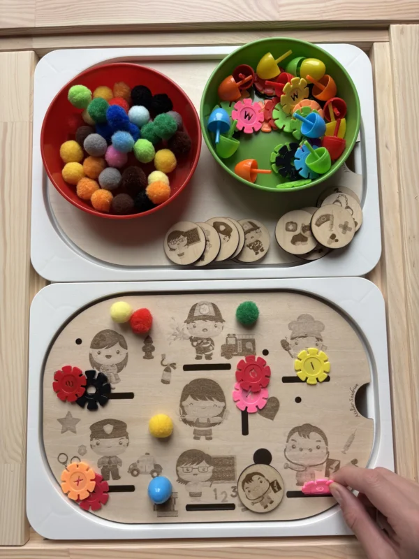 Insert sensoriel en bois métiers du quotidien avec pompons et engrenages pour activité de tri et de langage