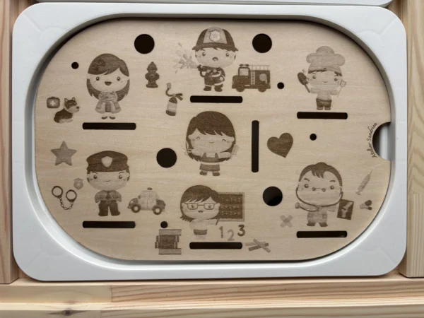 Insert sensoriel en bois métiers du quotidien avec personnages et emplacements pour jetons