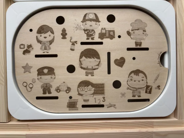 Insert sensoriel en bois métiers du quotidien avec personnages et emplacements pour jetons