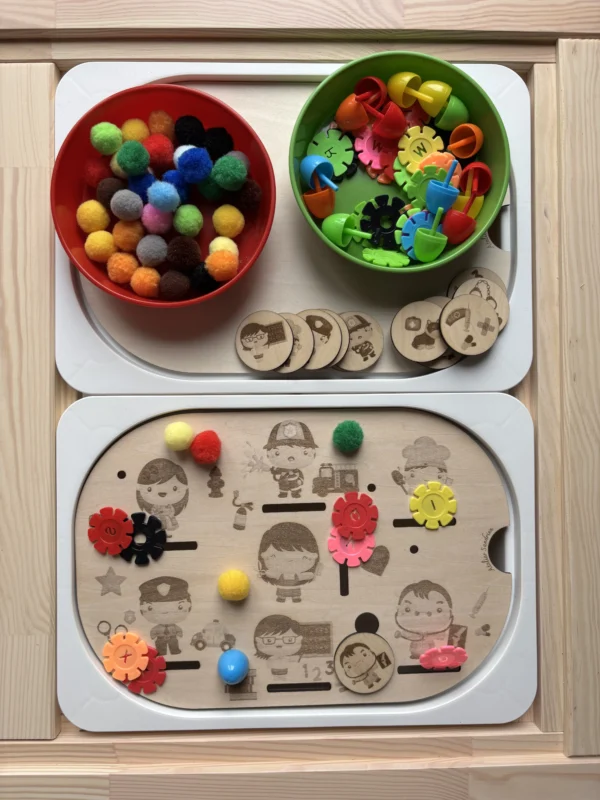 Insert sensoriel en bois métiers du quotidien avec accessoires et jetons pour activité de langage et de tri enfant