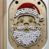 Insert sensoriel en bois Père Noël rempli de pompons pour motricité fine et jeu de Noël