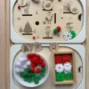 Insert sensoriel en bois décor de noël association visuelle - avec trous et fentes bols accessoires (rouge, vert, blanc) et jetons bois associés