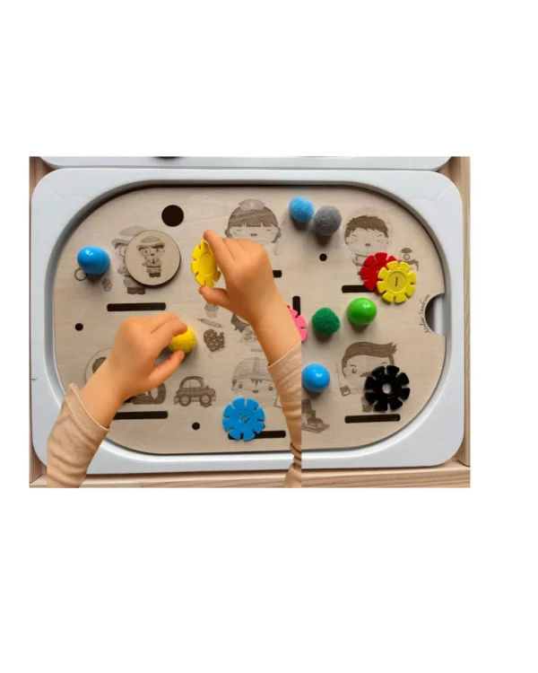 Insert sensoriel métiers techniques avec pompons et engrenages et mains d'enfant qui joue pour motricité fine