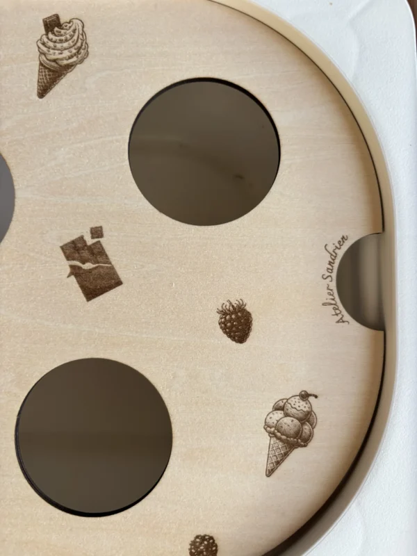 Insert sensoriel en bois - 5 trous pour cônes de glace