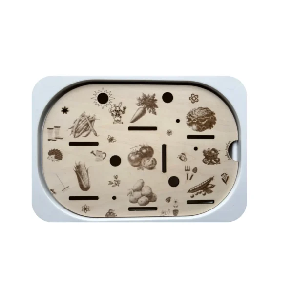 Insert sensoriel en bois illustré de légumes, graines et éléments du potager pour jeux de tri et d’exploration