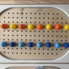 Insert sensoriel en bois avec trous picots plaque entière avec picots de couleurs disposés une couleur sur deux