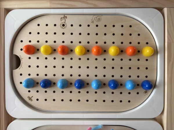 Insert sensoriel en bois avec trous picots plaque entière avec picots de couleurs disposés une couleur sur deux