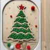 Insert sensoriel en bois - sapin rempli de pompons verts et quelques rouges