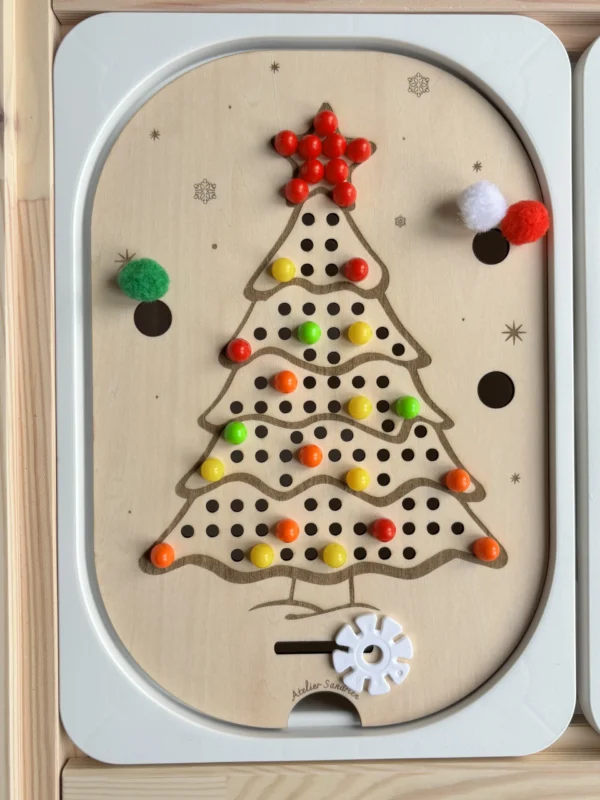 Insert sensoriel en bois - Sapin de Noël à trous