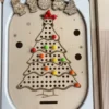 Insert sensoriel en bois - Sapin de Noël à trous