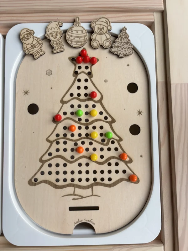Insert sensoriel en bois - Sapin de Noël à trous