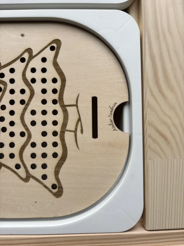 Insert sensoriel en bois - Sapin de Noël à trous