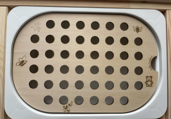 Insert sensoriel en bois avec trous pompons de 20mm