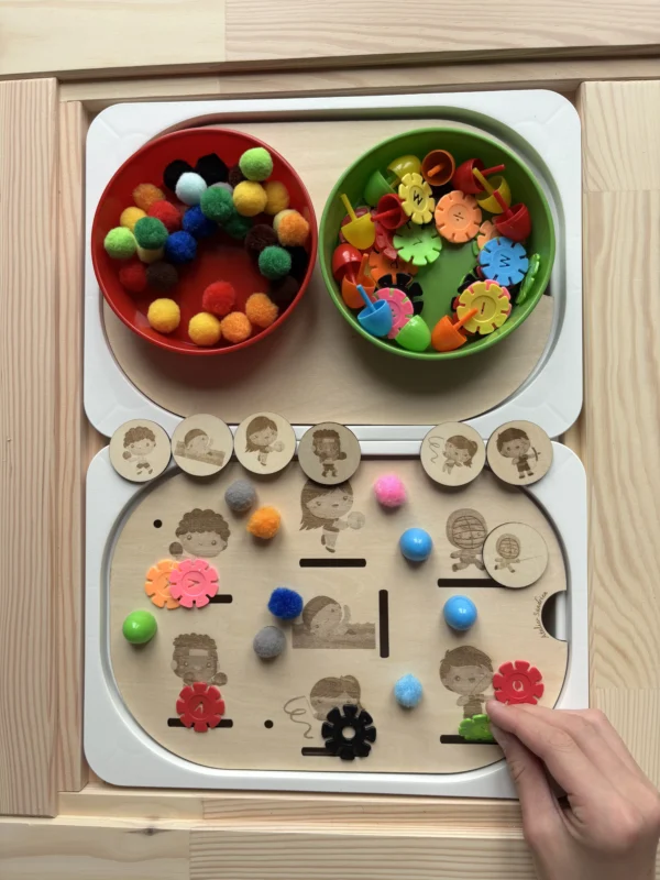 Insert sensoriel en bois thème sport avec jetons, pompons et personnages pour activité de tri et d’association visuelle
