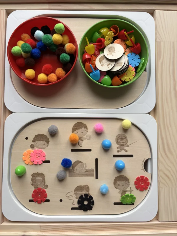 Insert sensoriel en bois thème sport - avec enfants sportifs et emplacements pour jetons