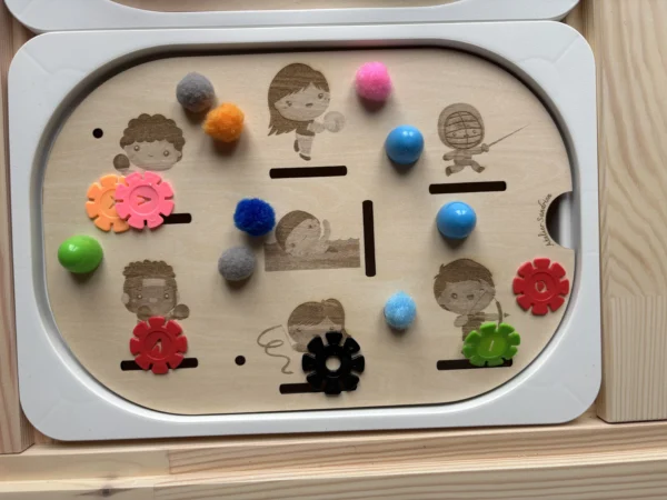 Insert sensoriel en bois - sports - avec accessoires sensoriels, pompons et jetons pour jeu éducatif enfant