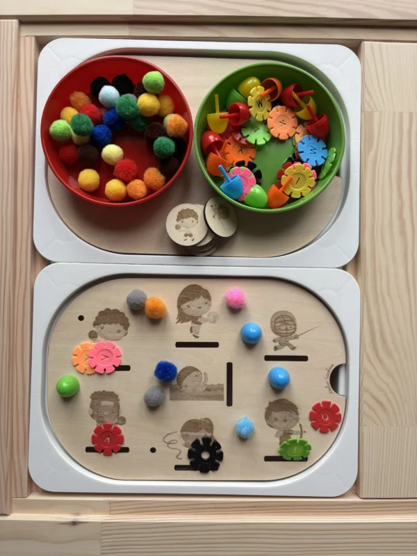Insert sensoriel en bois thème sport avec accessoires colorés, pompons et jetons pour enfants
