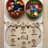 Insert sensoriel en bois différents sports avec bols de pompons et engrenages pour activité de tri et de motricité fine
