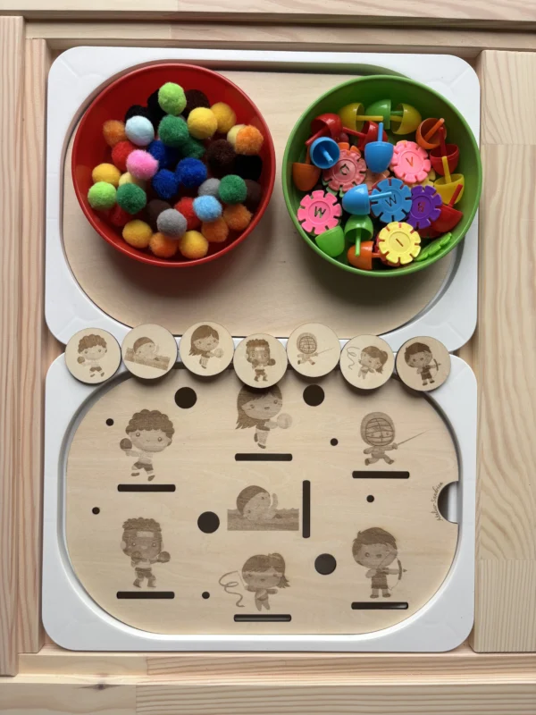 Insert sensoriel en bois différents sports avec bols de pompons et engrenages pour activité de tri et de motricité fine