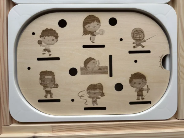 Insert sensoriel en bois thème escrime avec personnages enfants sportifs et emplacements pour jetons