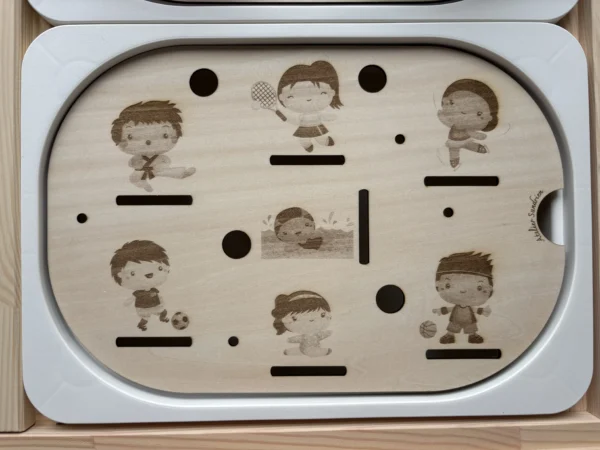 Insert sensoriel en bois sports (tennis, karaté, basket...) avec emplacements pour jetons représentant différents sports pour enfant association visuelle