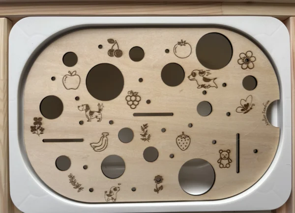 Insert sensoriel en bois avec trous de différentes tailles et illustrations gravées pour exploration et manipulation