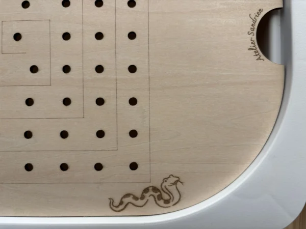 Insert sensoriel en bois - Grille carrée à trous