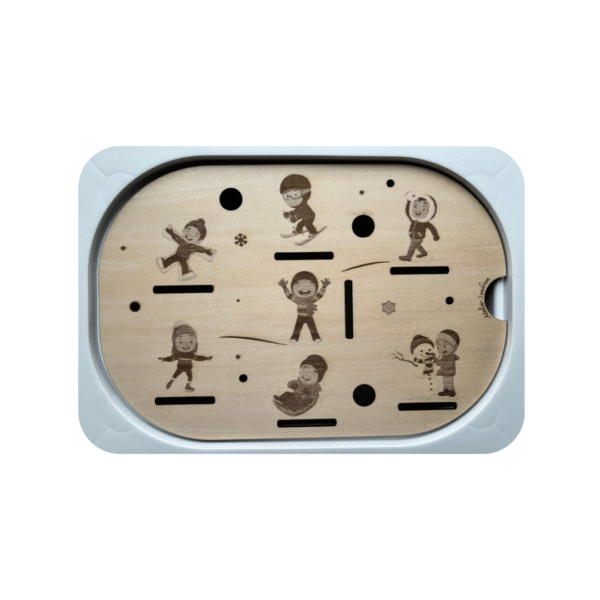 Insert sensoriel en bois personnages d’hiver avec enfants jouant dans la neige pour activité d’association visuelle