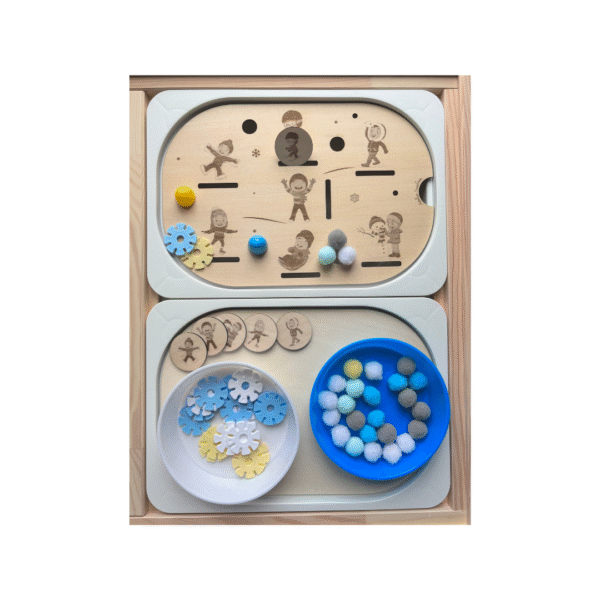 Insert sensoriel personnages d’hiver en bois avec bols de pompons et jetons pour activité de tri et de motricité fine