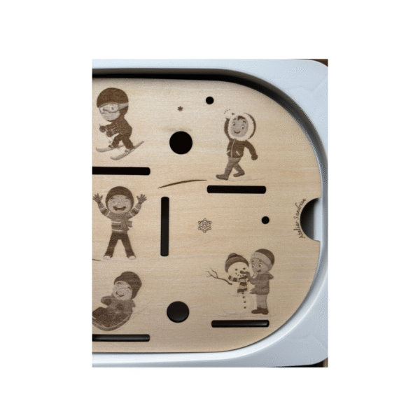 Gros plan d’un insert sensoriel Personnages d’hiver en bois avec personnages et emplacements pour pompons et jetons