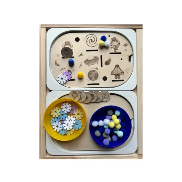 Insert sensoriel en bois sur le thème de l’espace avec astronaute, fusée et planètes, accompagné de jetons et accessoires de tri