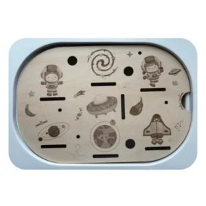 Insert sensoriel en bois espace avec fusée et planètes