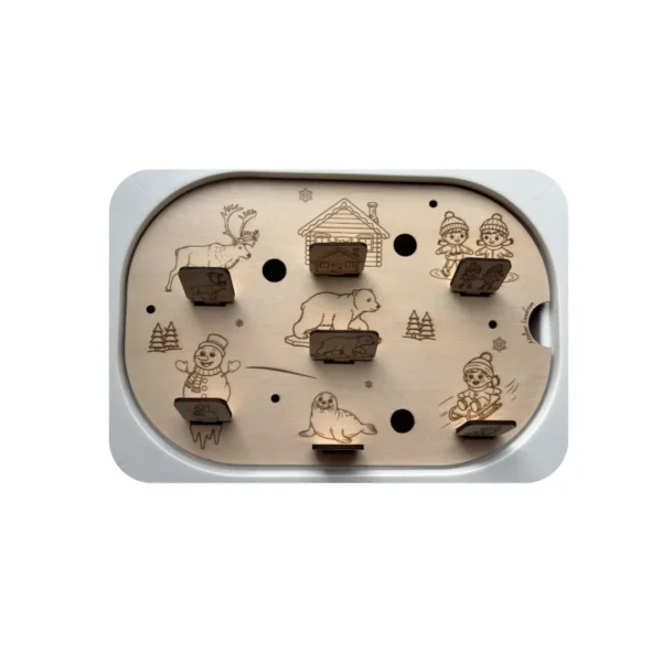 Insert sensoriel en bois thème hiver avec animaux de la forêt, bonhomme de neige et bâtonnets pour activité de motricité fine enfant 2 à 6 ans