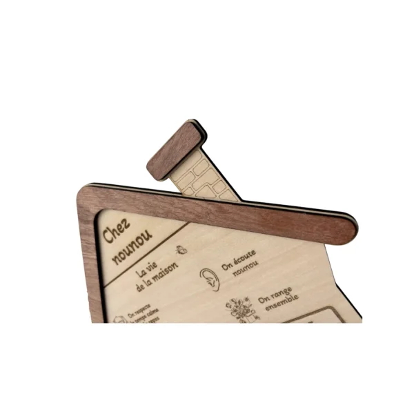 Zoom sur le toit en relief de la maison des rituels en bois « Chez nounou » avec effet 3D.