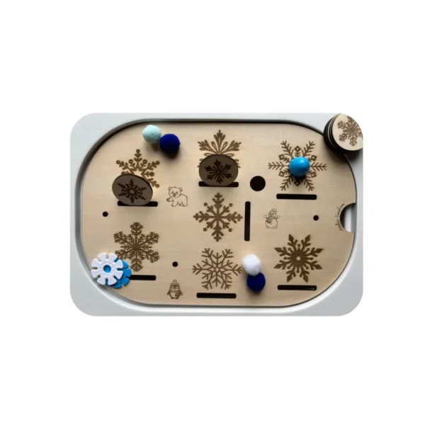 insert sensoriel en bois hiver - flocons de neige utilisés avec pompons, activité sensorielle enfant