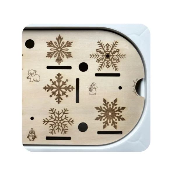 détail des flocons de neige gravés sur insert sensoriel en bois - hiver