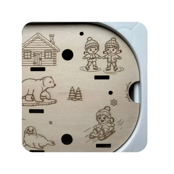Personnages animaux d’hiver en bois gravés sur un insert sensoriel en bois
