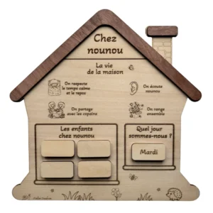 Maison des rituels en bois « Chez nounou » avec les règles de vie, enfants présents et jour de la semaine.