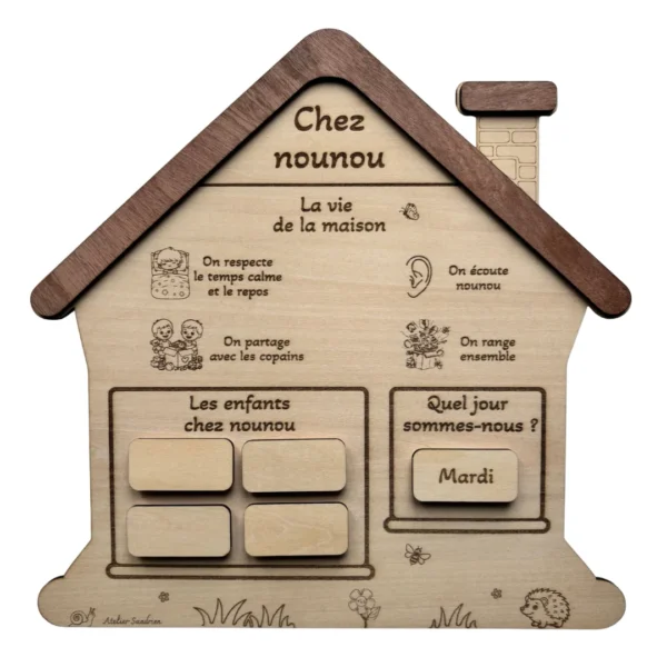 Maison des rituels en bois « Chez nounou » avec les règles de vie, enfants présents et jour de la semaine.
