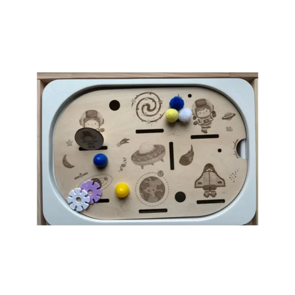 Insert sensoriel en bois sur le thème de l’espace avec astronaute, fusée et jetons colorés pour jeux d’association et de transvasement