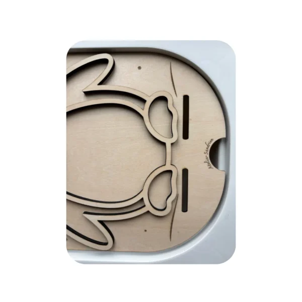 détail des découpes du pingouin à remplir sur insert sensoriel en bois hiver