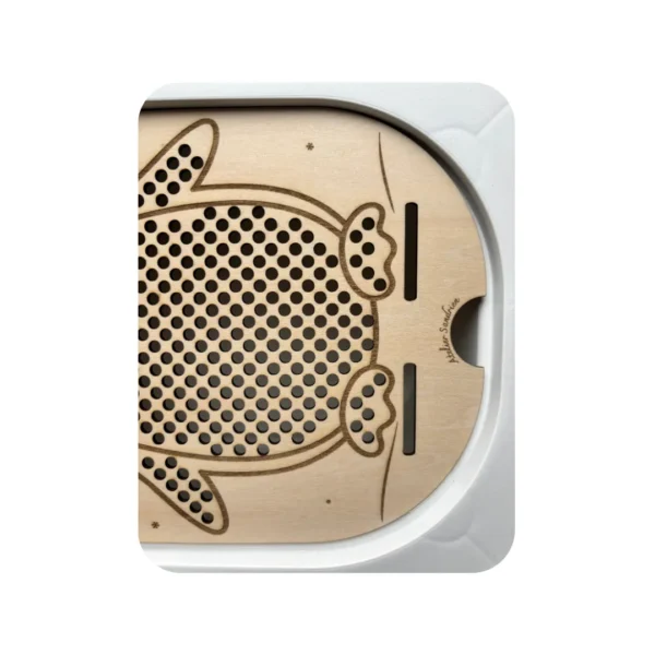 détail des picots et découpes sur insert sensoriel pingouin en bois hiver