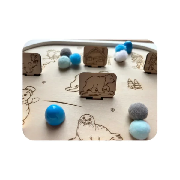 Zoom sur insert sensoriel hiver en bois avec jetons bâtonnets et éléments de manipulation bleus