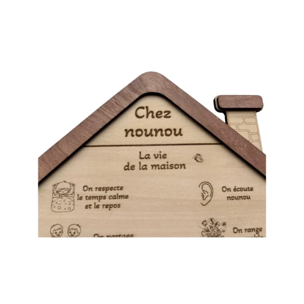 Zoom sur la gravure bois de la maison des rituels « Chez nounou » avec règles de vie.