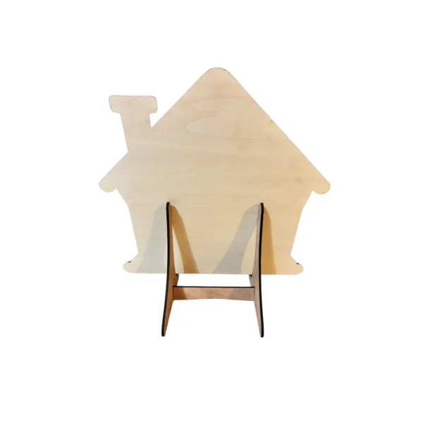 Support en bois vu de dos avec la maison des rituels installée en position verticale