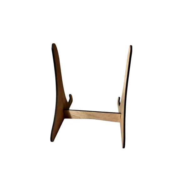 Support en bois vu de côté pour maintenir la maison des rituels en position verticale