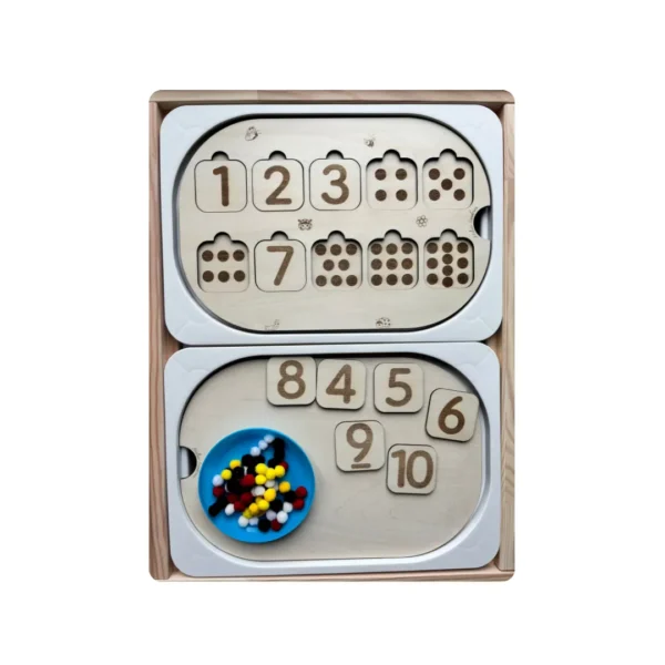 Insert sensoriel chiffres 1 à 10 en bois présenté dans son cadre avec accessoires de comptage